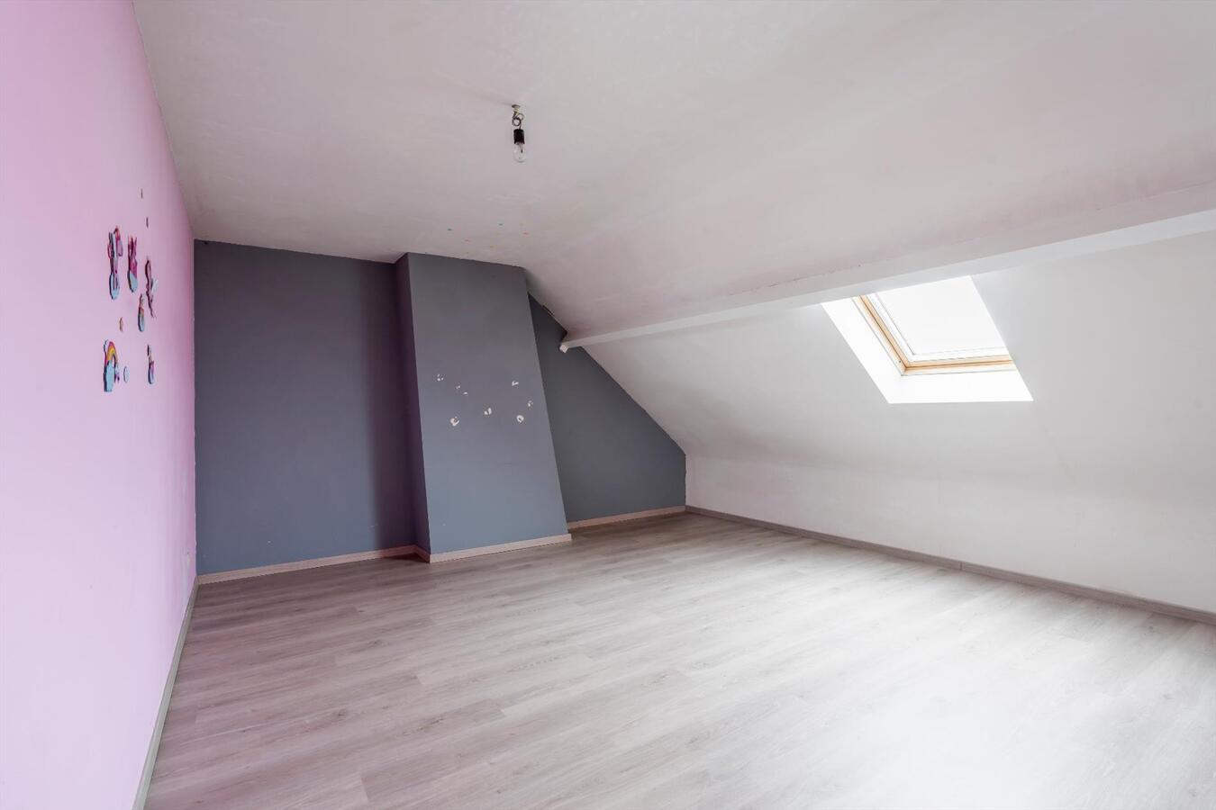 Landelijk gelegen, ruime halfopen woning met garage. 