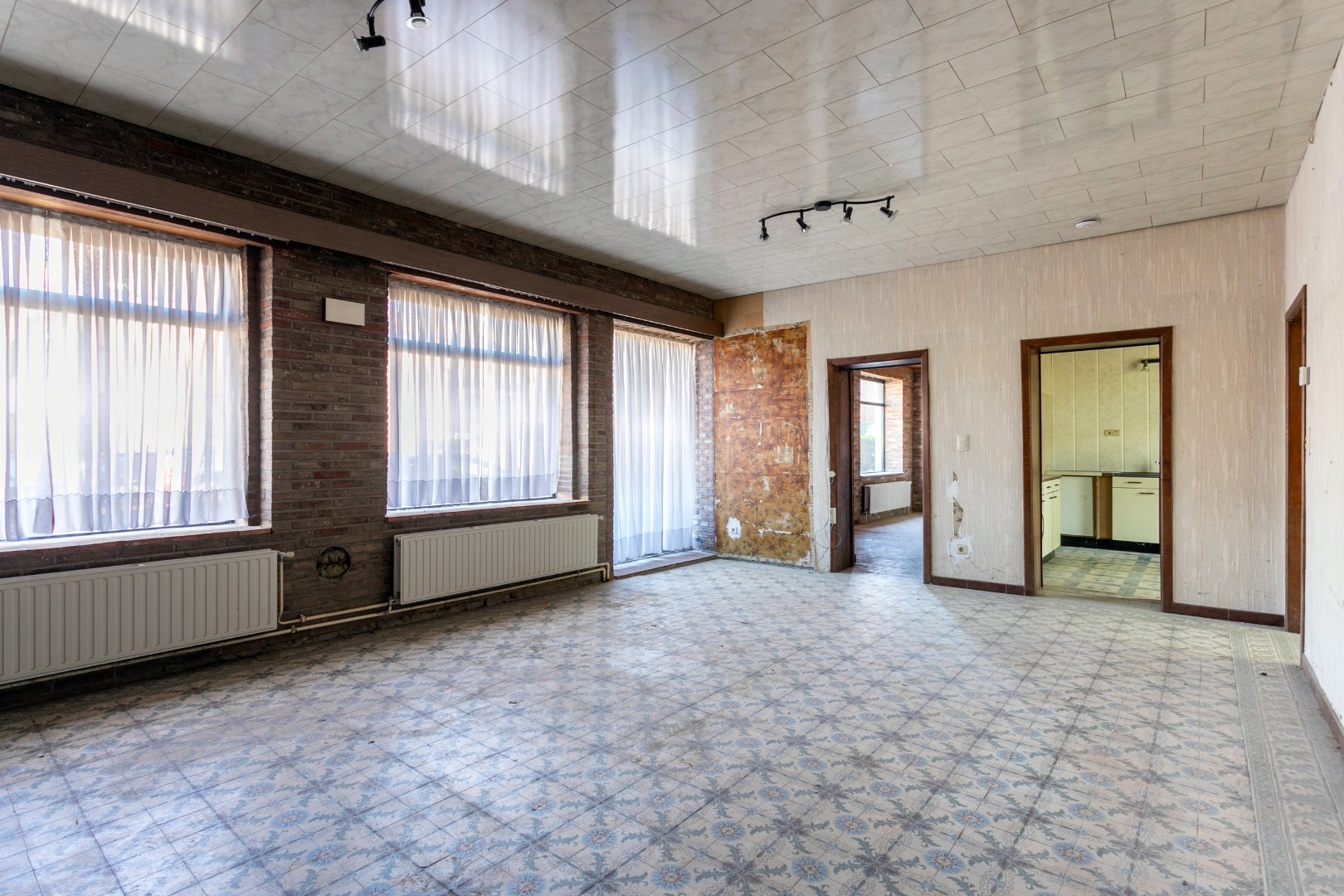 Te renoveren eigendom (317 m²) met veel potentieel, ruime tuin (6a 42ca) en dubbele achterliggende carport met toegang tot de achterliggende straat in Kester 