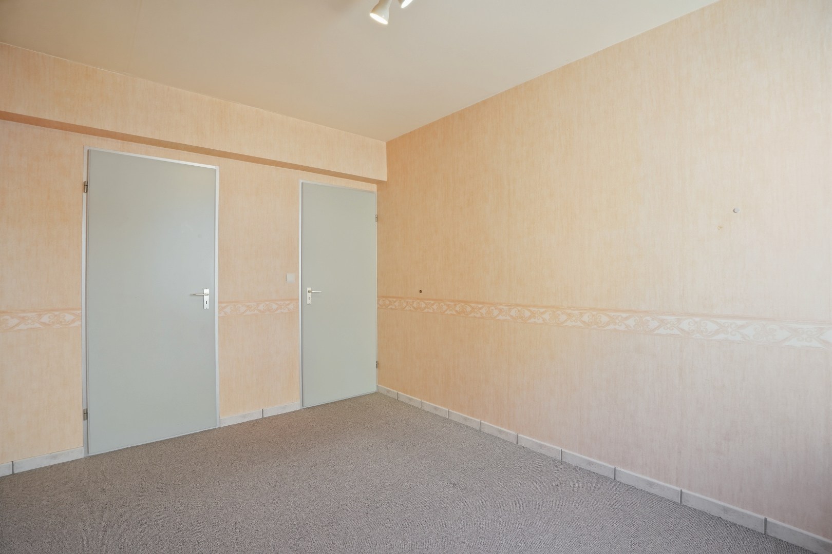 Op te frissen 2-slaapkamerappartement (73m²) te Koksijde Sint-Idesbald. 