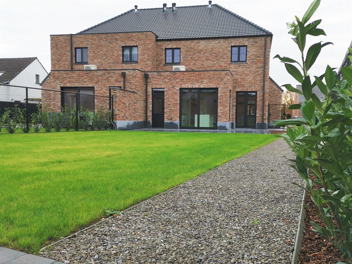 Ruime halfopen bebouwing. Volledig afgewerkte instapklare nieuwbouw. 