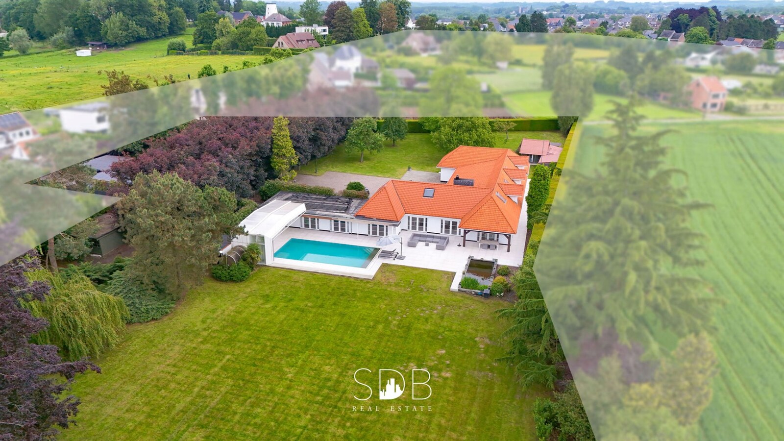 Prachtige villa met zwembad, paardenstallen, paddock en grasland op 1,3HA 