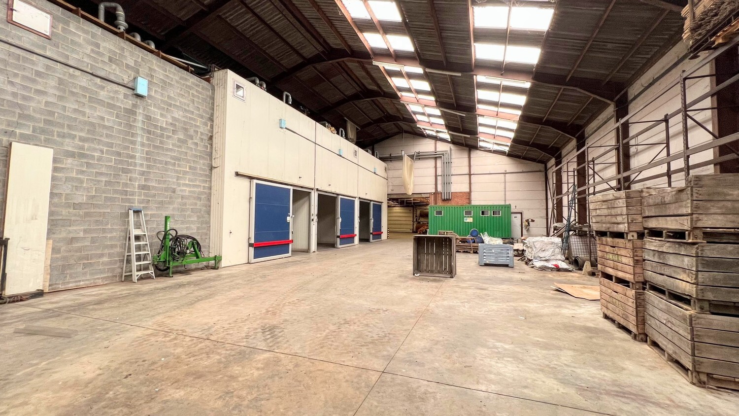 Loods met woongelegenheid op royaal perceel van 6000 m² 