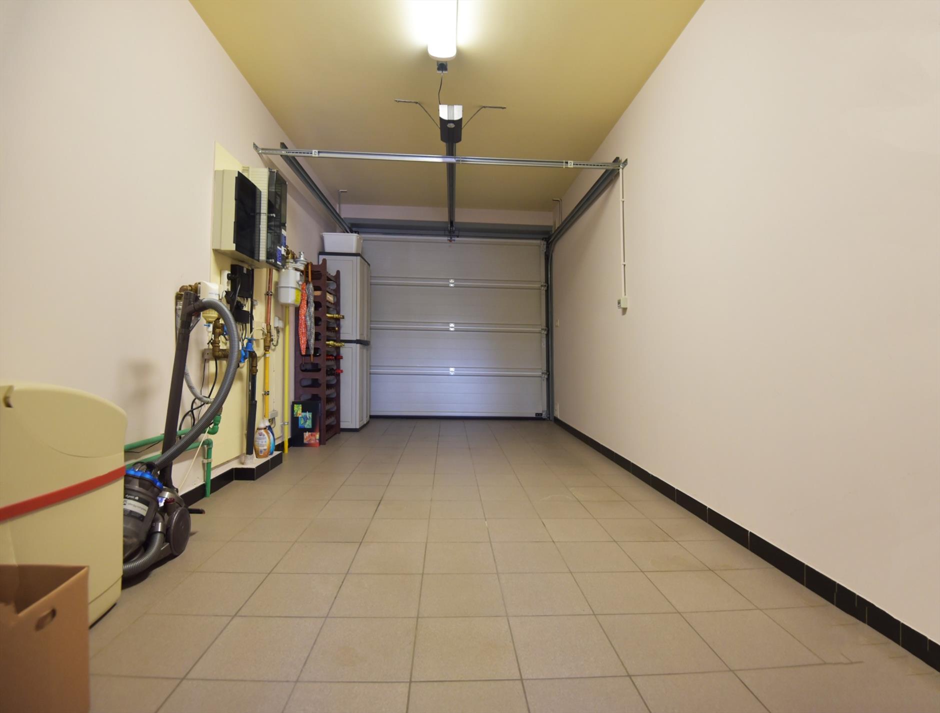 Recente gezinswoning met 3 slaapkamers, rustig gelegen te Adegem. 