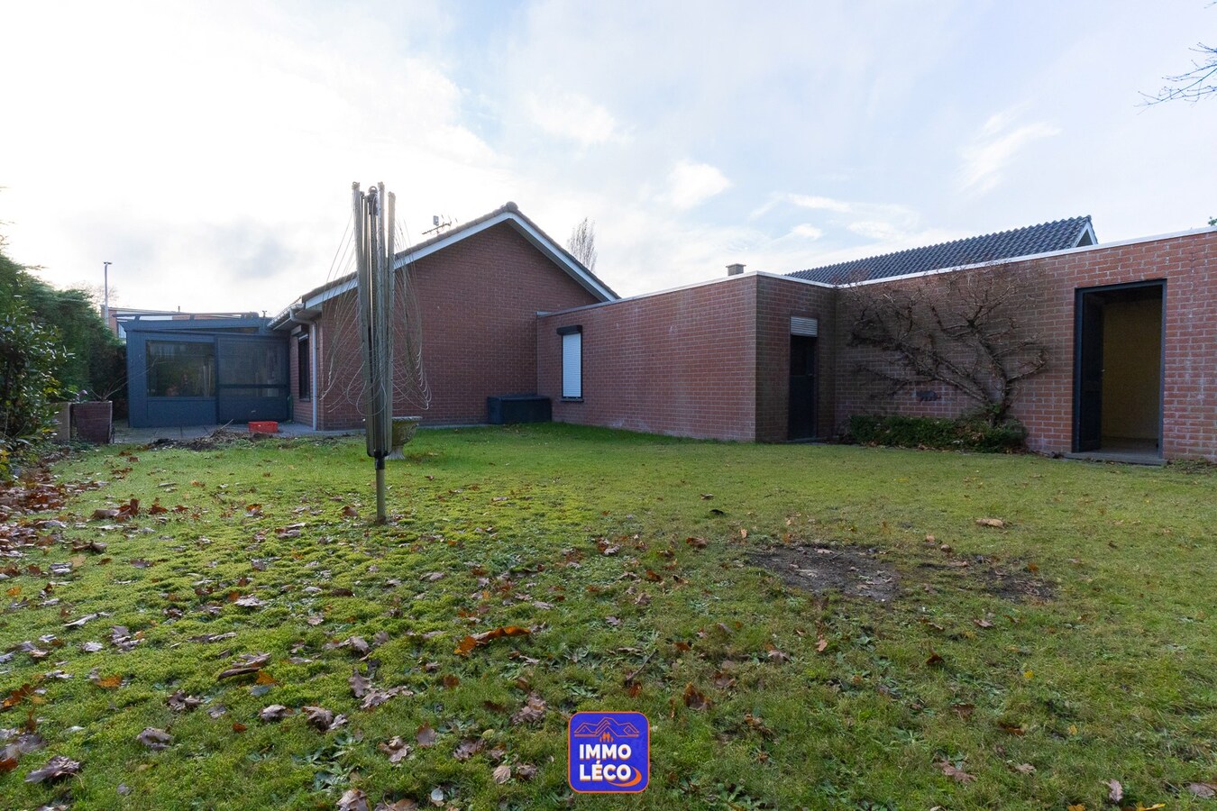 "Plain-Pied" érigé sur 544m² avec double garage, parking, jardin ! 
