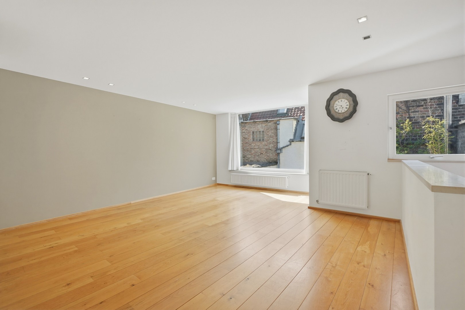 Multifunctionele woning met handelsruimte in hartje Veurne. 