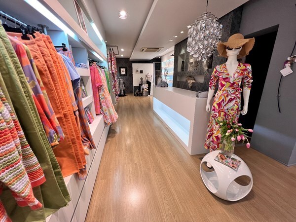 Handelspand met woonst en tuin op zeer commerciële ligging! 