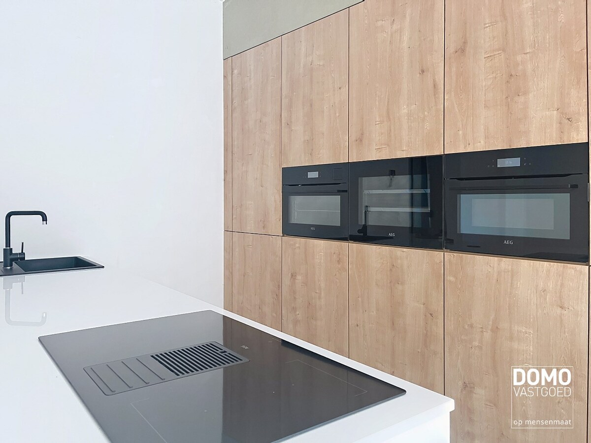 PRACHTIG GERENOVEERDE, LICHTRIJKE WONING MET 3 SLAAPKAMERS, 2 BADKAMERS, EEN ZONNIGE TUIN EN 2 PARKEERPLAATSEN TE GINGELOM (MIELEN-BOVEN-AALST) 