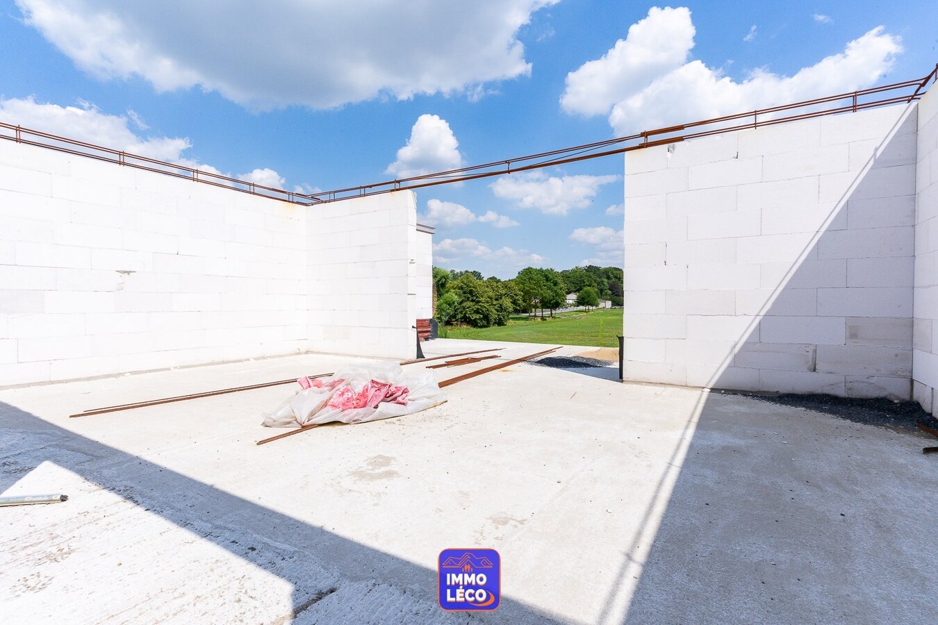 Nouvelle construction à parachever avec atelier, érigée sur 838m² ! SUPER POTENTIEL ! 