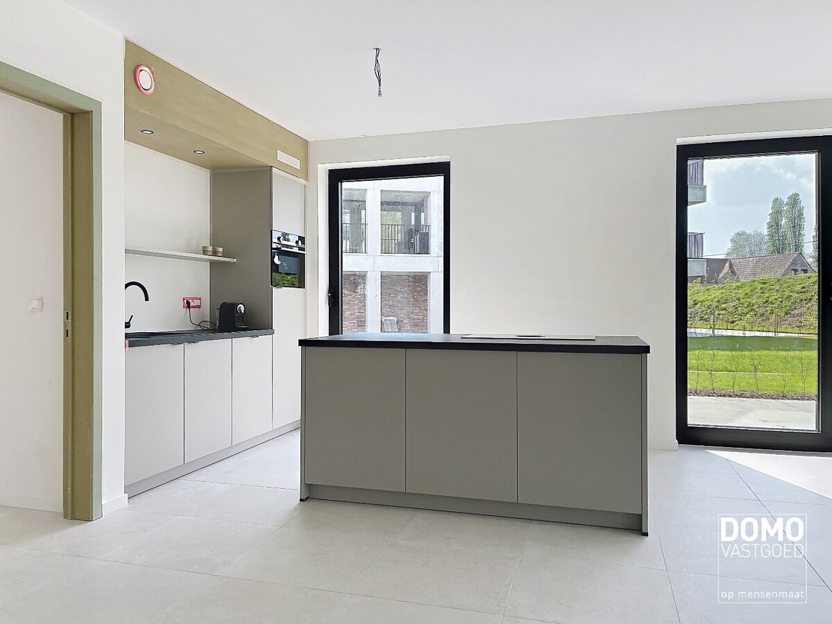 MODERN GELIJKVLOERS APPARTEMENT GELEGEN TE KERMT MET 2 SLAAPKAMERS EN RUIM TERRAS 