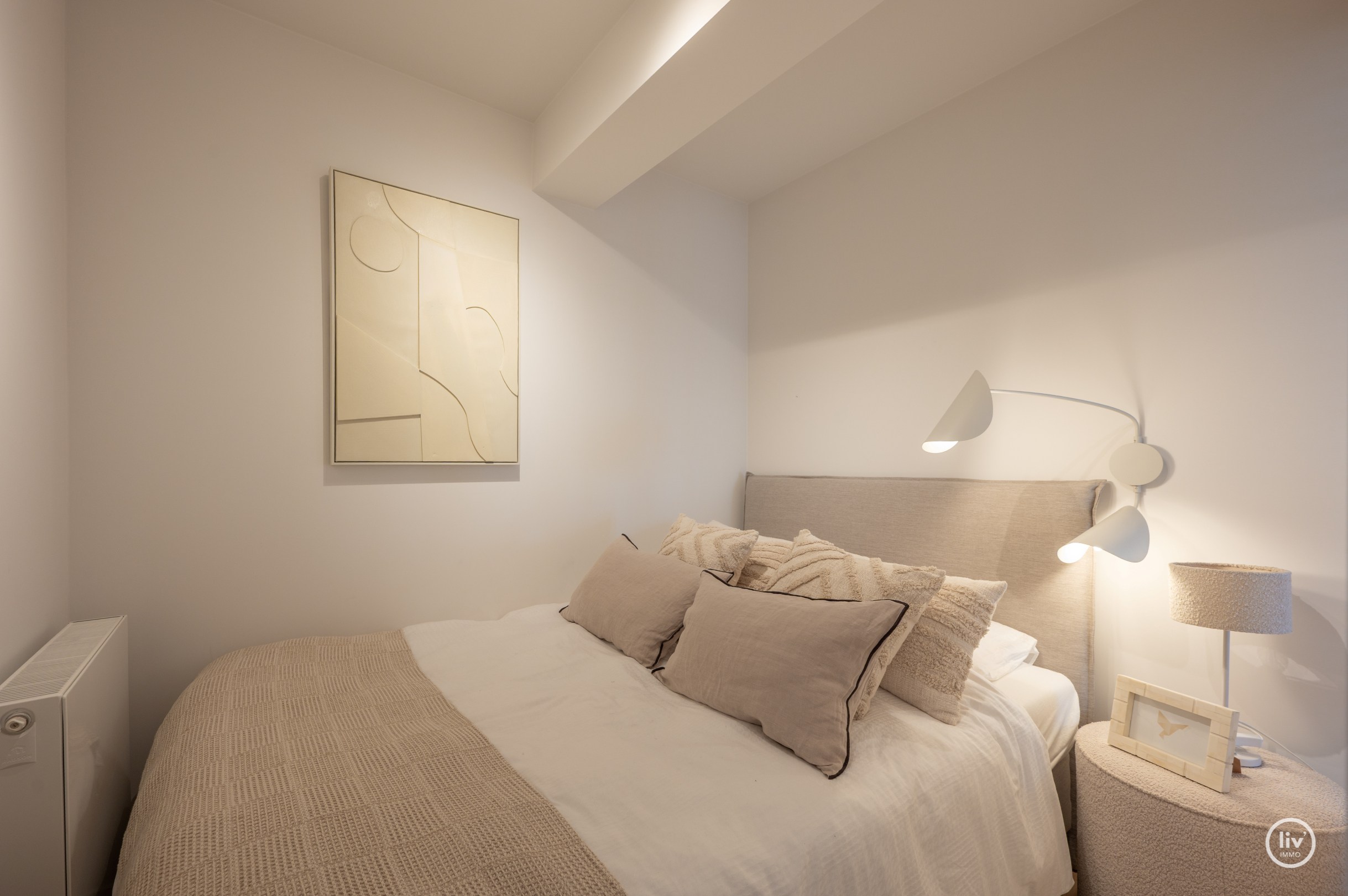 Appartement en coin unique avec 3 chambres offrant une vue frontale sur la mer et sur la place de la Tour de Lumière. 