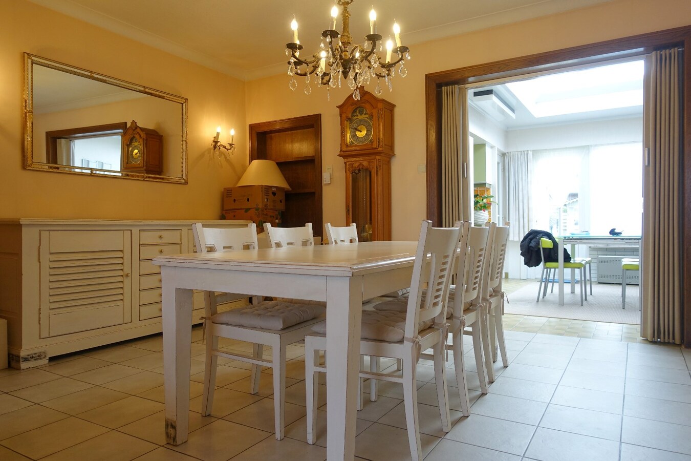 Rustig gelegen instapklare rijwoning met nabij gelegen garagebox 