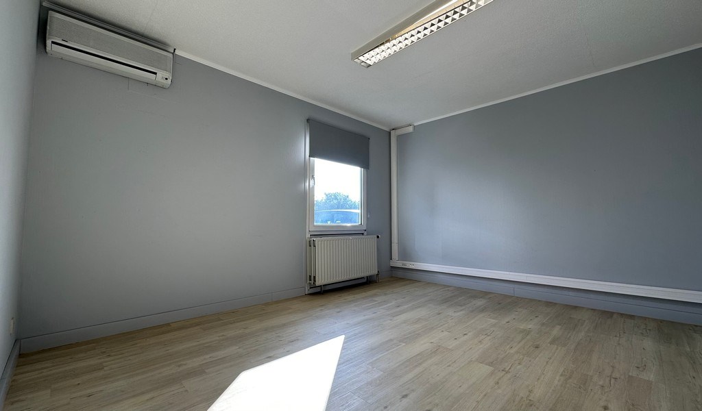 Alleenstaand kantoor te huur langs R4 te Wondelgem