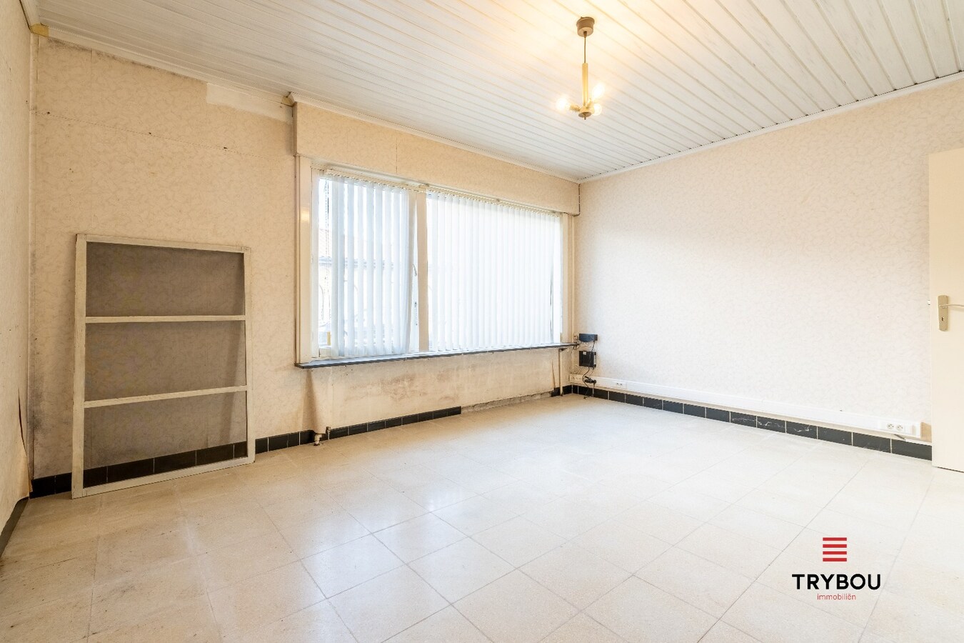 Gelijkvloerse woning met 2 garages in het centrum van Houthulst 