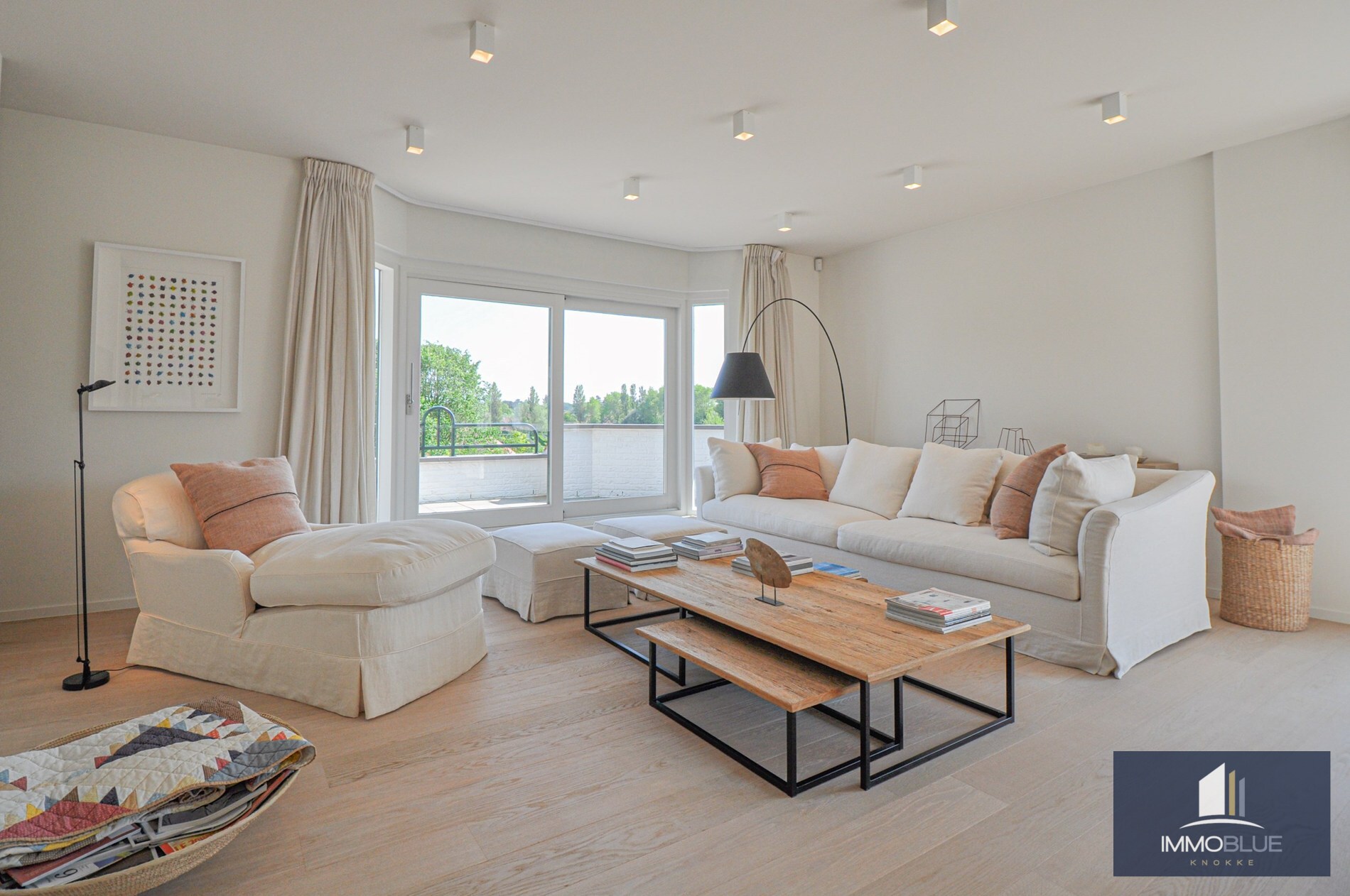 "Sublime appartement d'angle avec de spacieuses terrasses situé dans le prestigieux domaine Tennis Garden." 