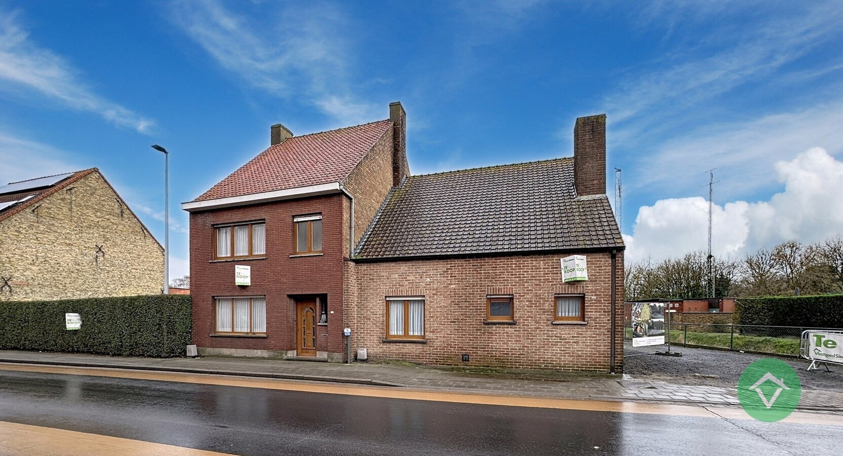Alleenstaande woning met naastliggend stuk bouwgrond en weide te Eernegem 