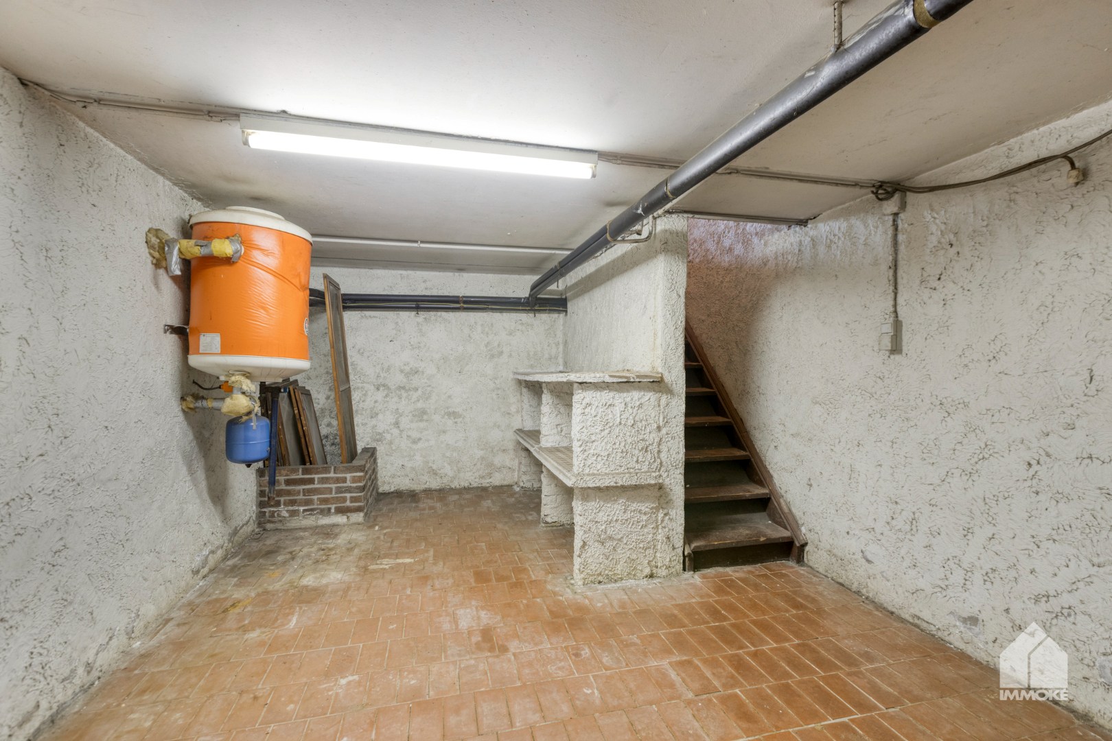 Te renoveren woning op 8a 40ca met 3 slpk en vrijstaande garage. 