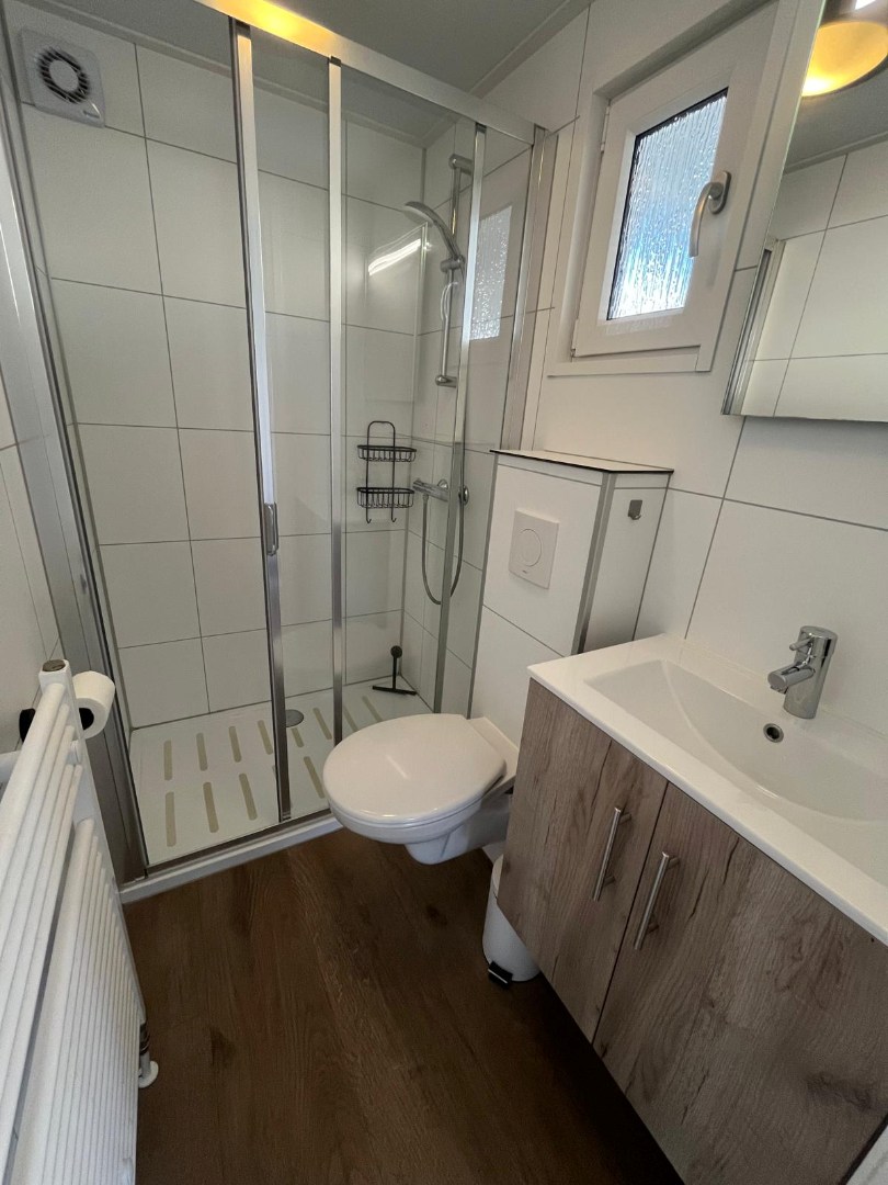 Ontsnap aan de dagelijkse drukte en geniet van een heerlijke vakantie in de te koop aangeboden sfeervolle chalet (nr. 244) op park Duinzicht te Koudekerke! 