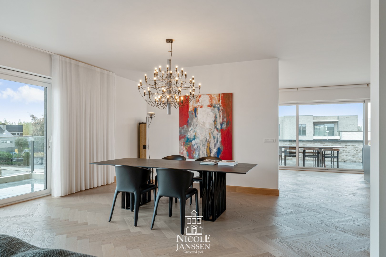 Aparte eetruimte met zicht op het terras