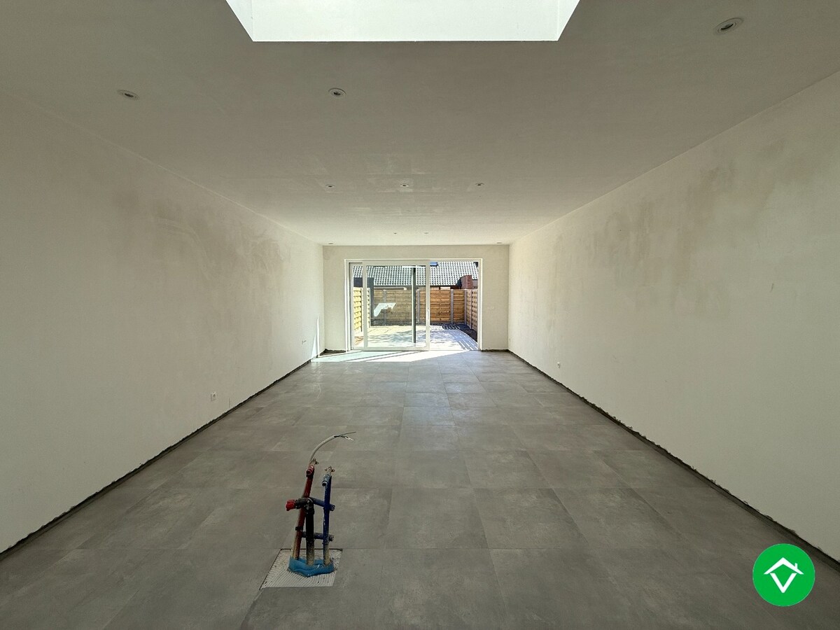 Centraal gelegen nieuwbouwwoning met 3 slaapkamers, tuin en overdekte autostaanplaats 