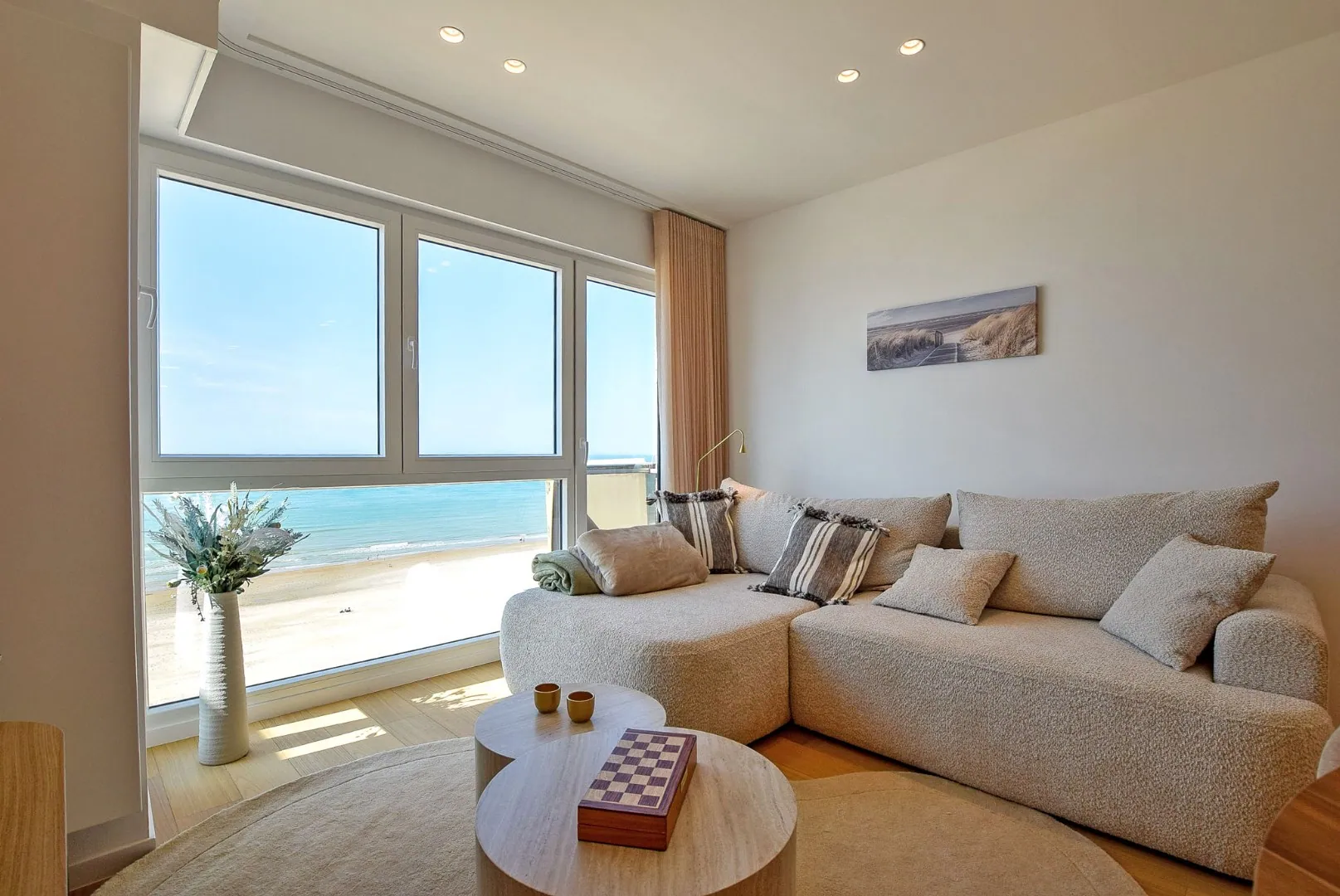 Totaal gerenoveerd appartement met FRONTAAL zeezicht te Koksijde -Bad. 