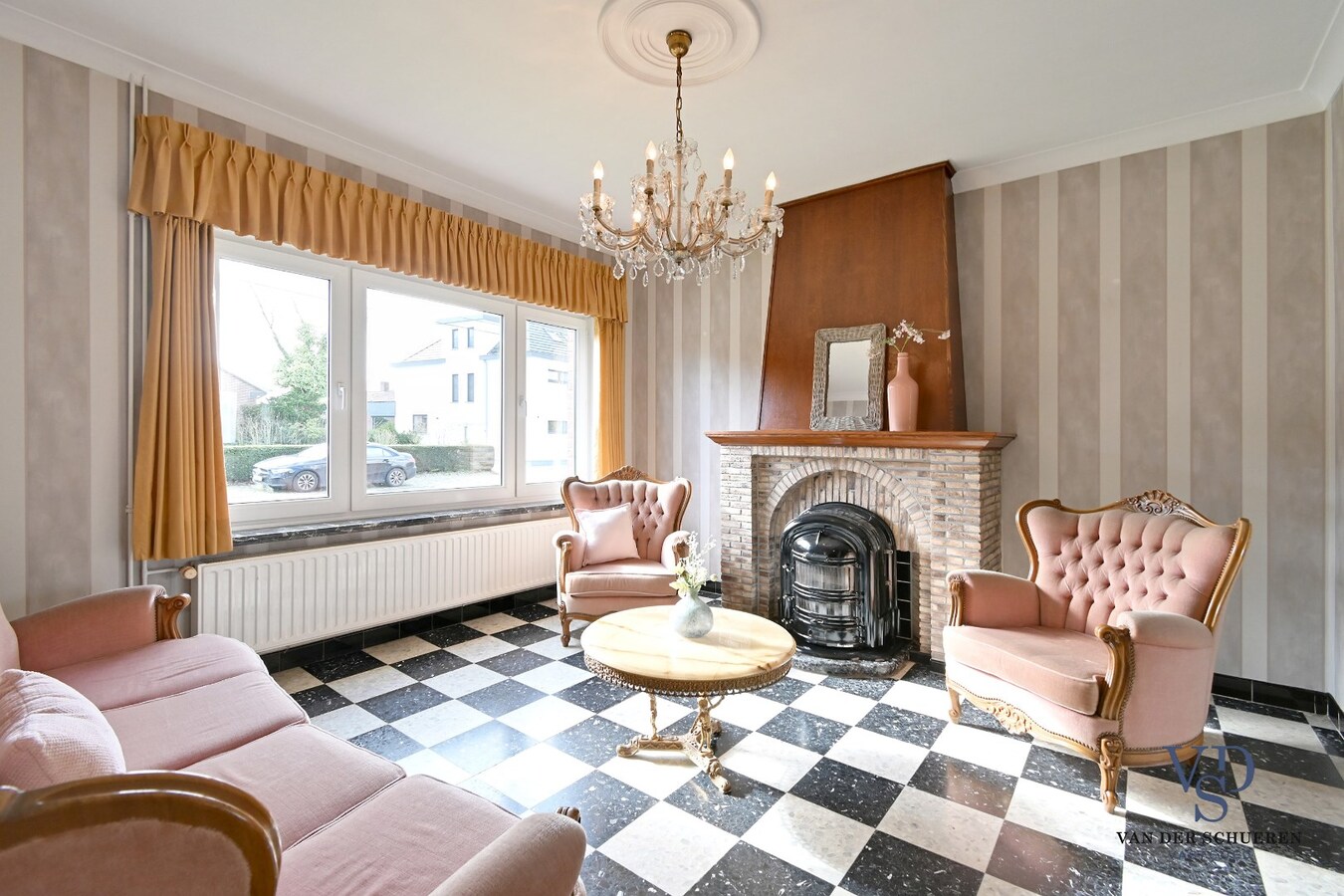 Half Open gezinswoning met potentieel 