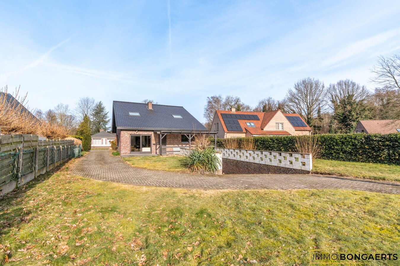 Ruime woning met 3 slaapkamers, tuin, terras en garage. 