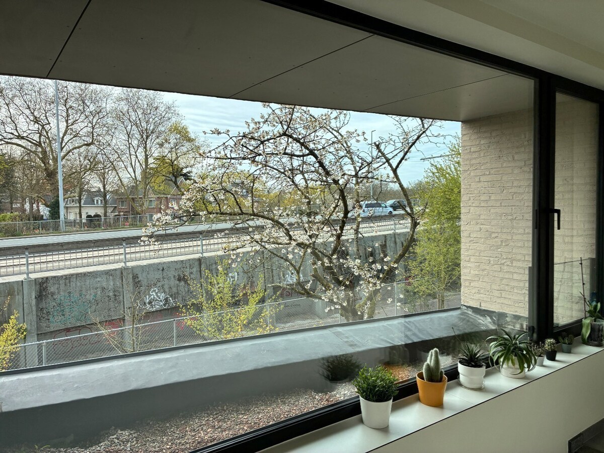 Nieuwbouwwoning op 50m van tramhalte - met terras en tuin ! 