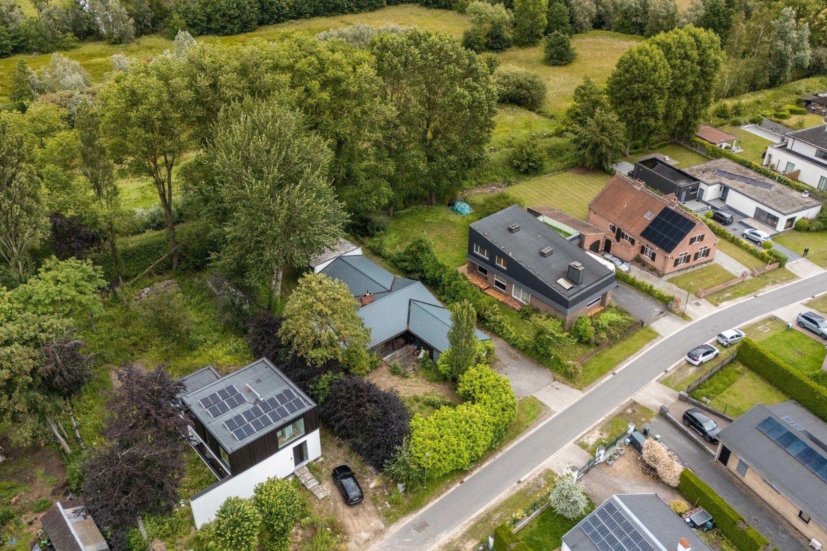 Seventies bungalowvilla met renovatiepotentieel op unieke ligging aan natuurgebied 