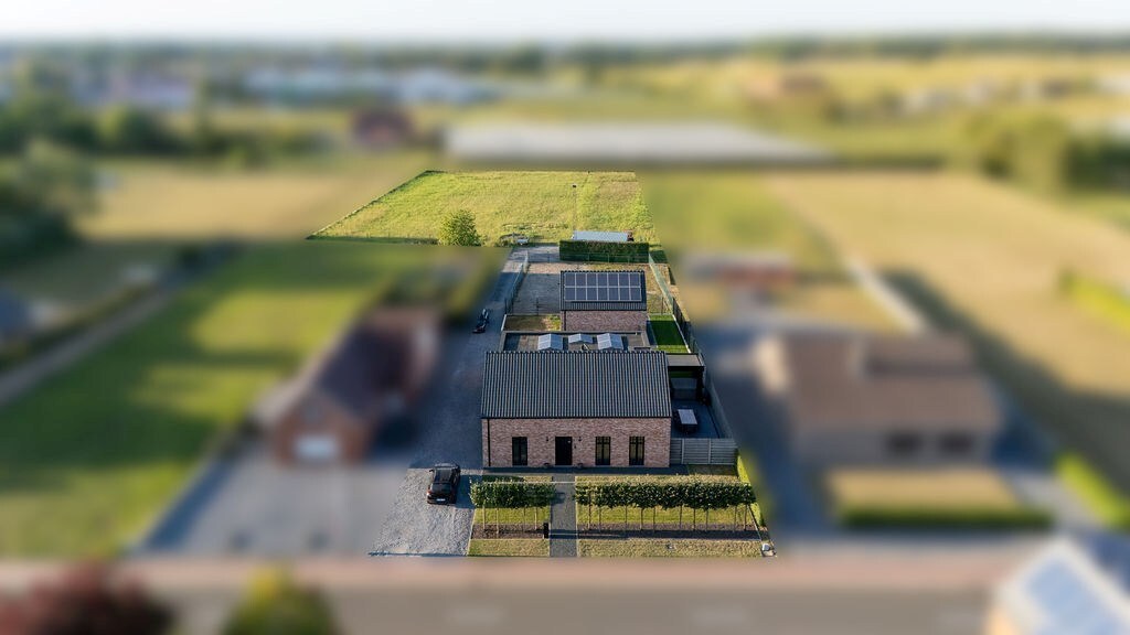 PRACHTIG GERENOVEERDE WONING MET 3 SLAAPKAMERS, 2 BADKAMERS, INPANDIGE GARAGE EN PAARDENSTALLINGEN MET ENERGIEZUINIG EPC TE WIJER (NIEUWERKERKEN) 