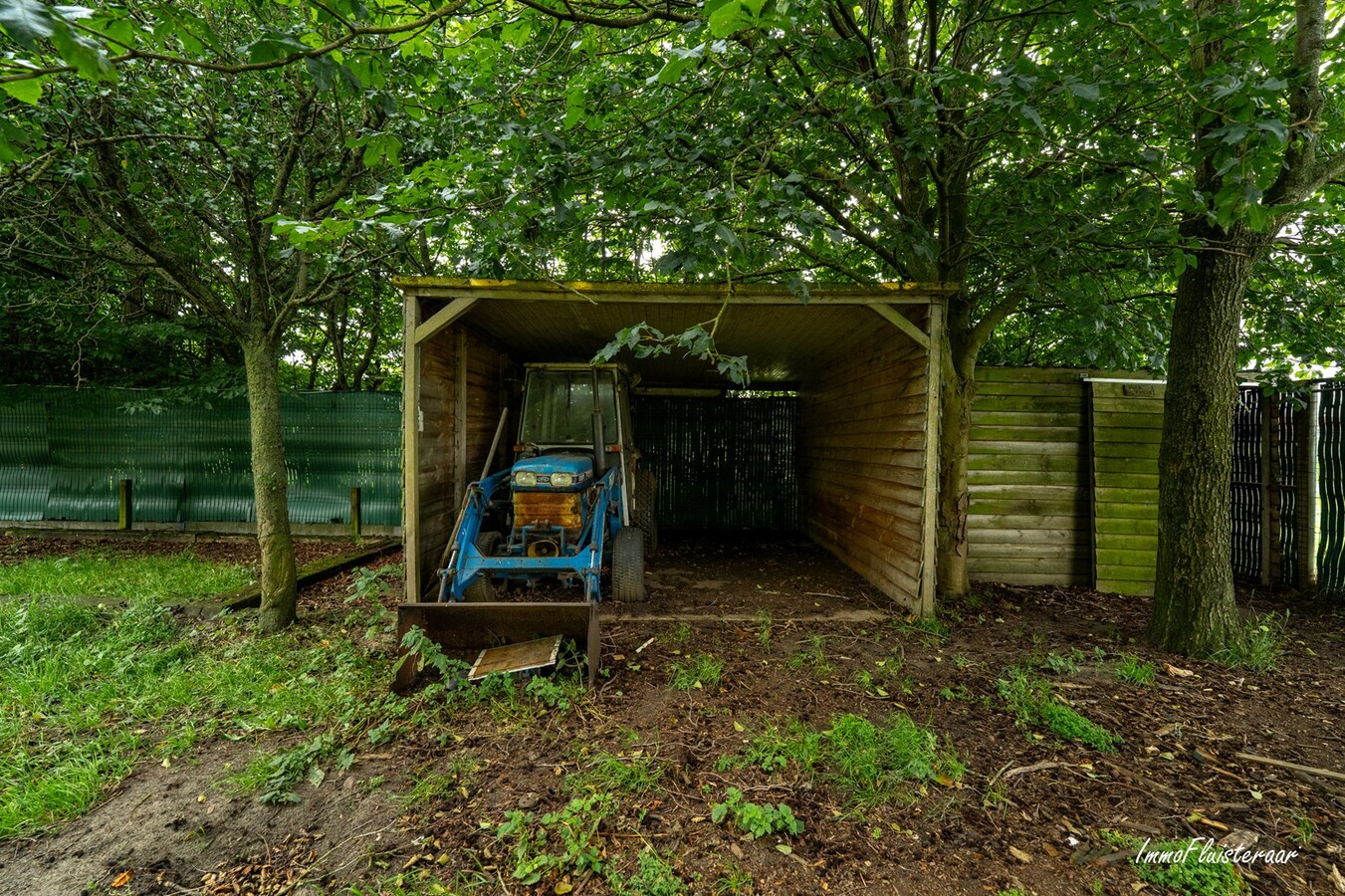 Hoogwaardige ruwbouwvilla met bijgebouw en weide 