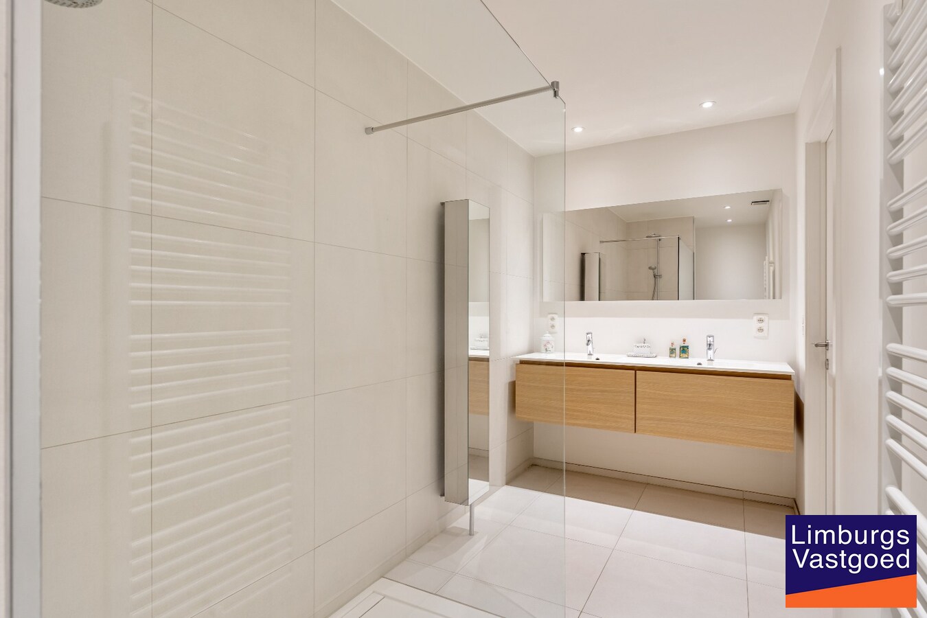 Exclusief penthouse met ruim terras, 2 slpk, dubbele autostaanplaats, centrum Genk 