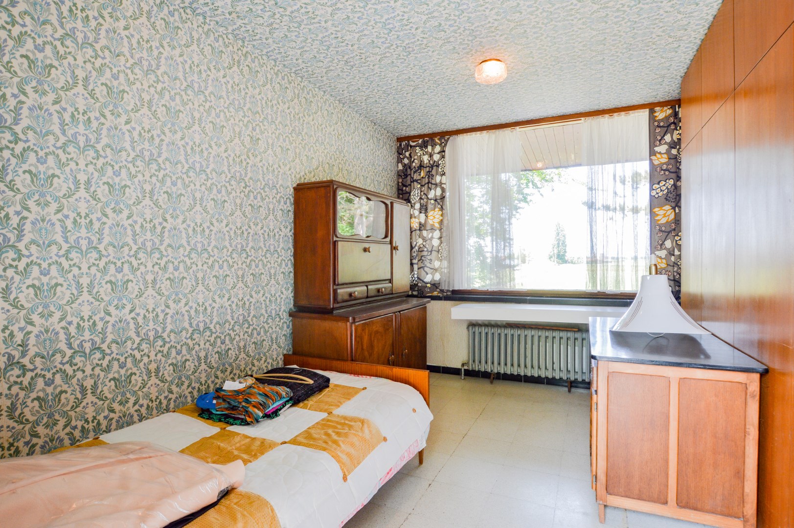 Te renoveren villa met bijgebouwen op landelijke ligging 