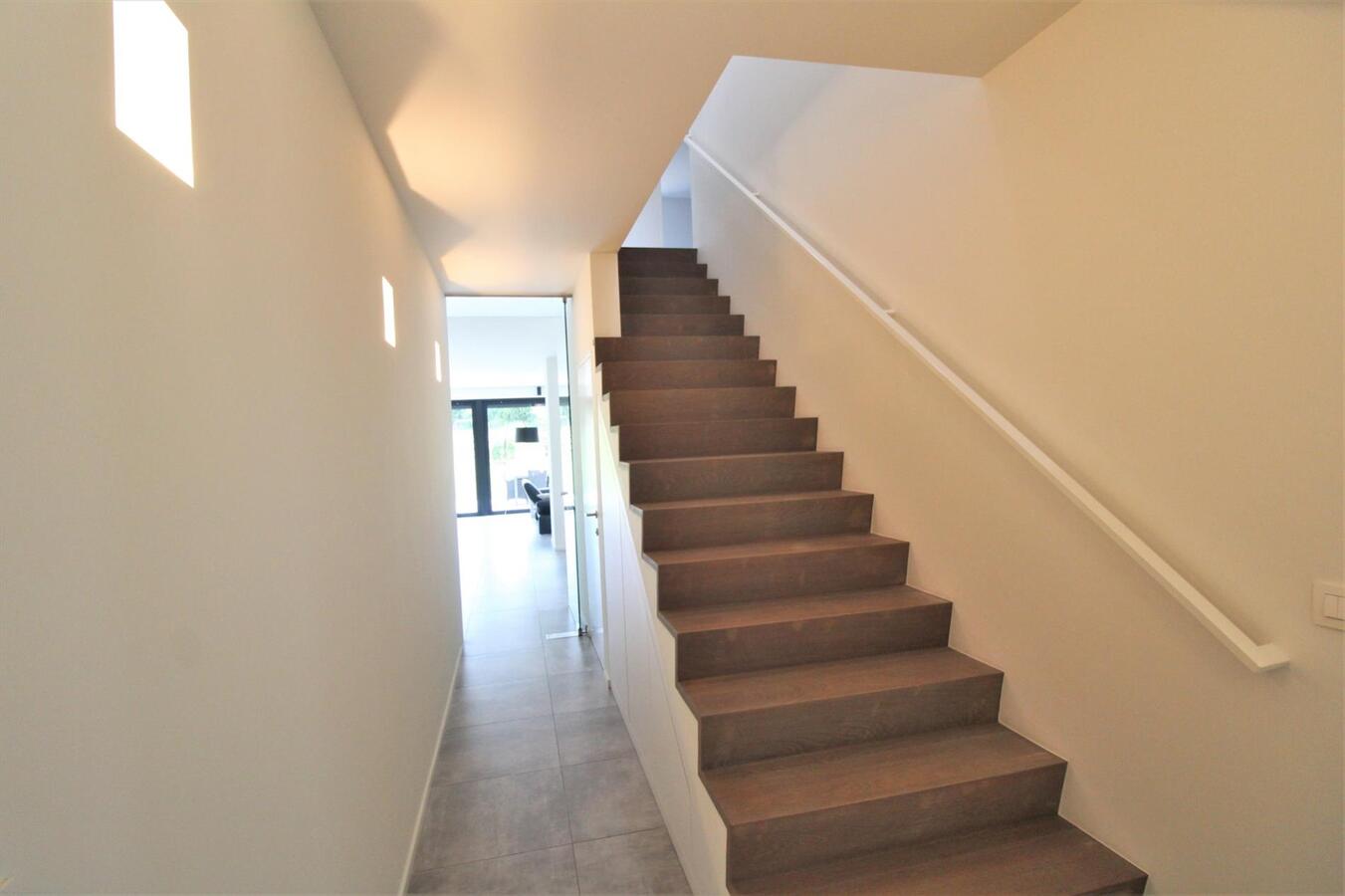 Recent house with stable building, shelter and meadows at approximately 74 a in Lubbeek (Flemish Brabant). 