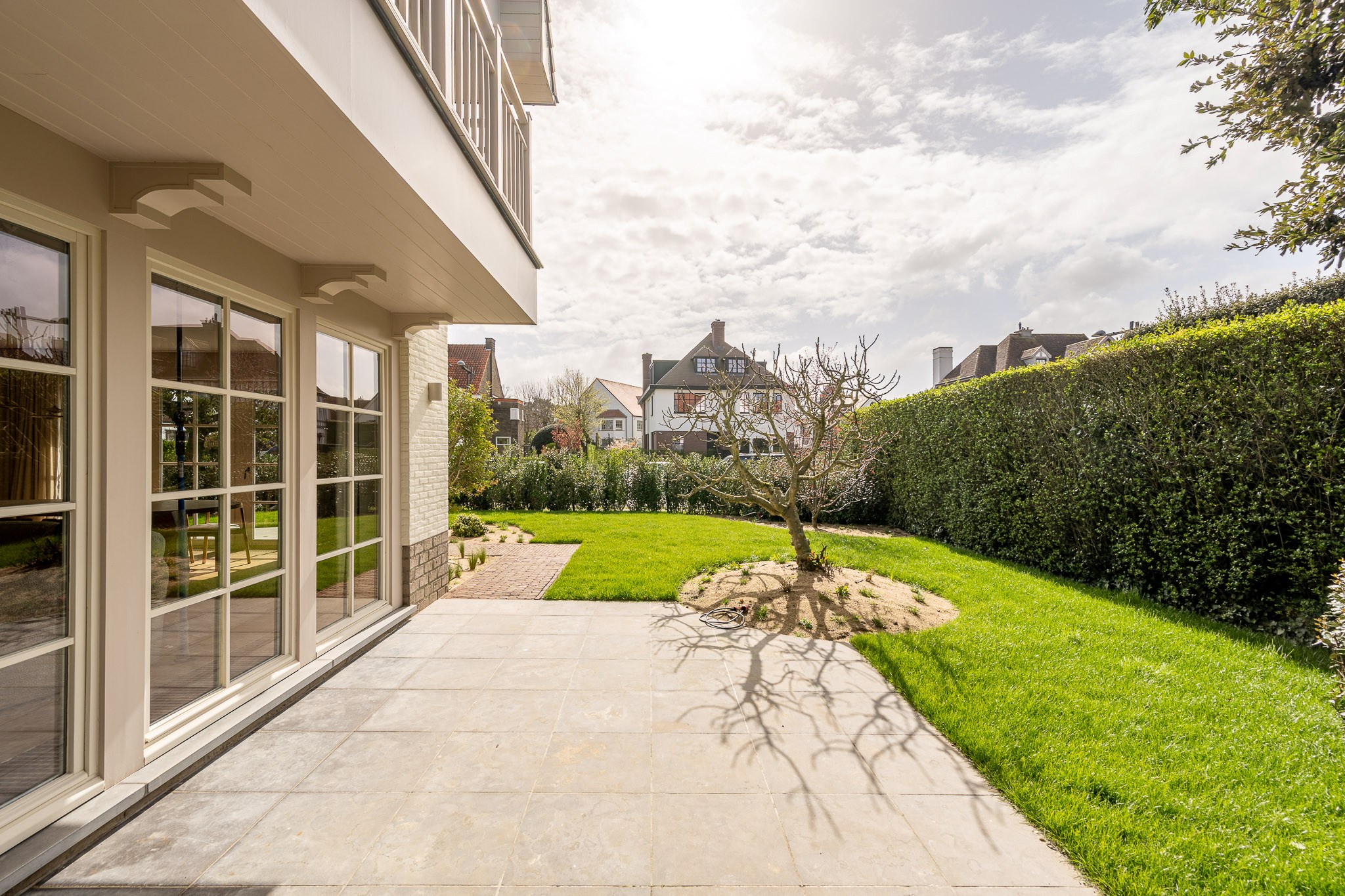 Prachtig gerenoveerde  halfopen woning op topligging nabij centrum, zee en strand 