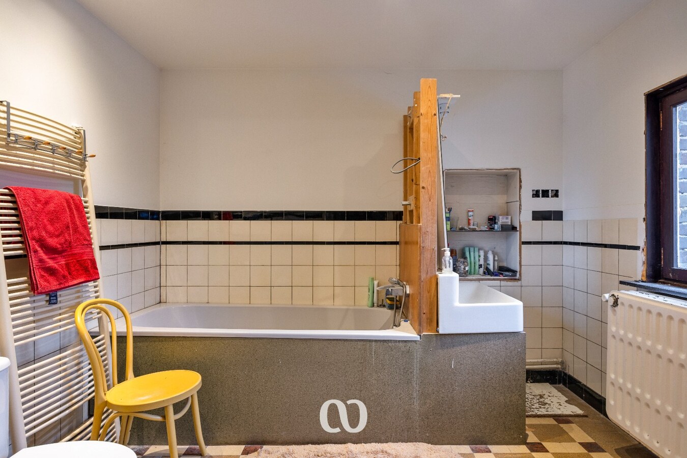 Gedeeltelijk gerenoveerde half open bebouwing met atelier 