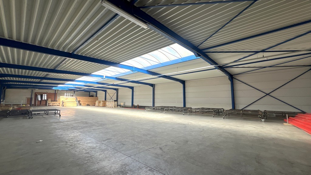 Bedrijfsgebouw met woning te koop vlakbij N60 in Gavere