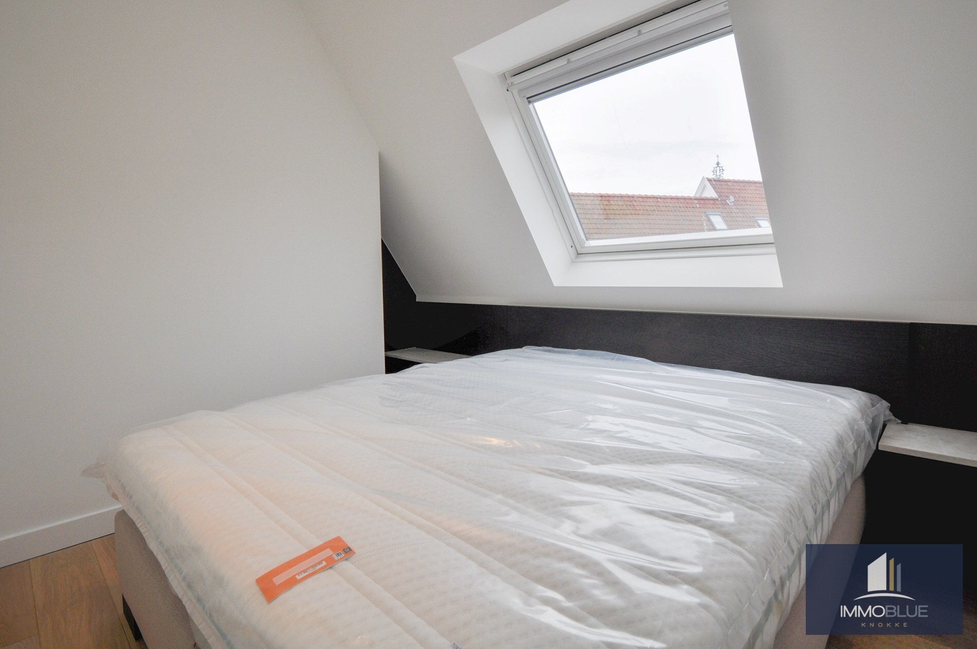 Appartement entièrement rénové avec de grandes terrasses ensoleillées. 