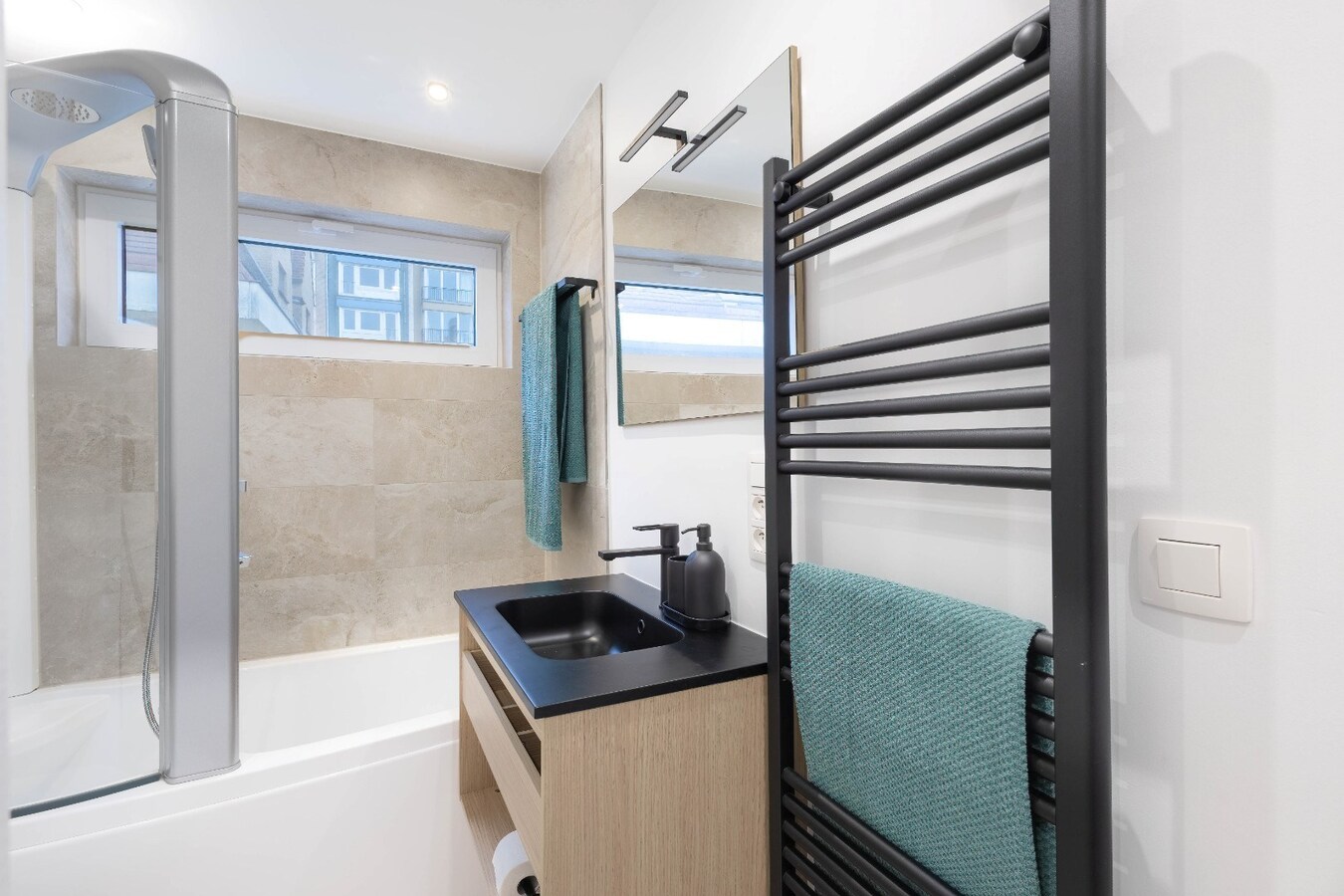 Volledig gerenoveerd hoekappartement met open zicht in exclusieve villaresidentie te Duinbergen 