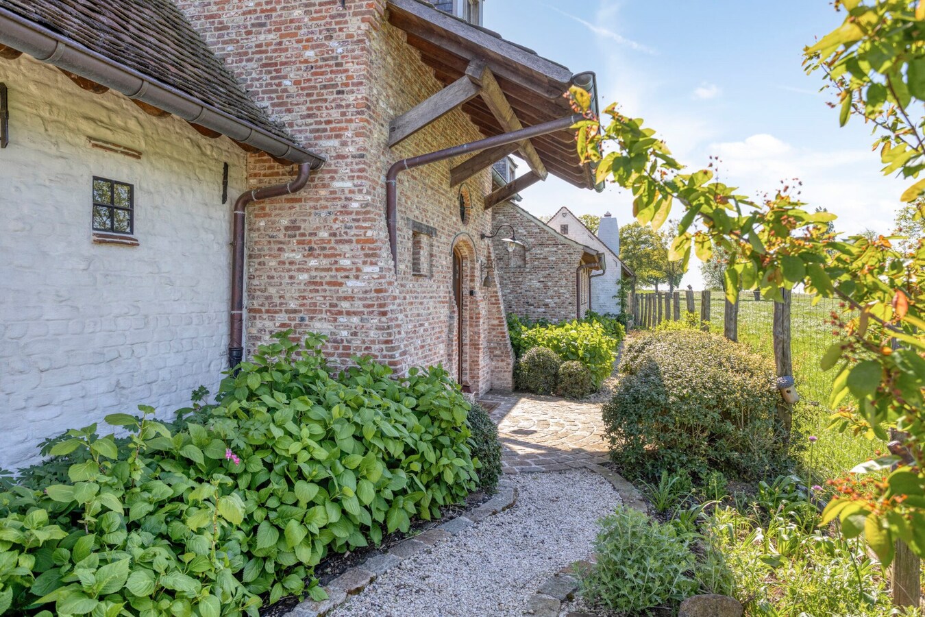 Uitzonderlijk gelegen landelijke villa in Anzegem | 2300m2 | vergezichten 