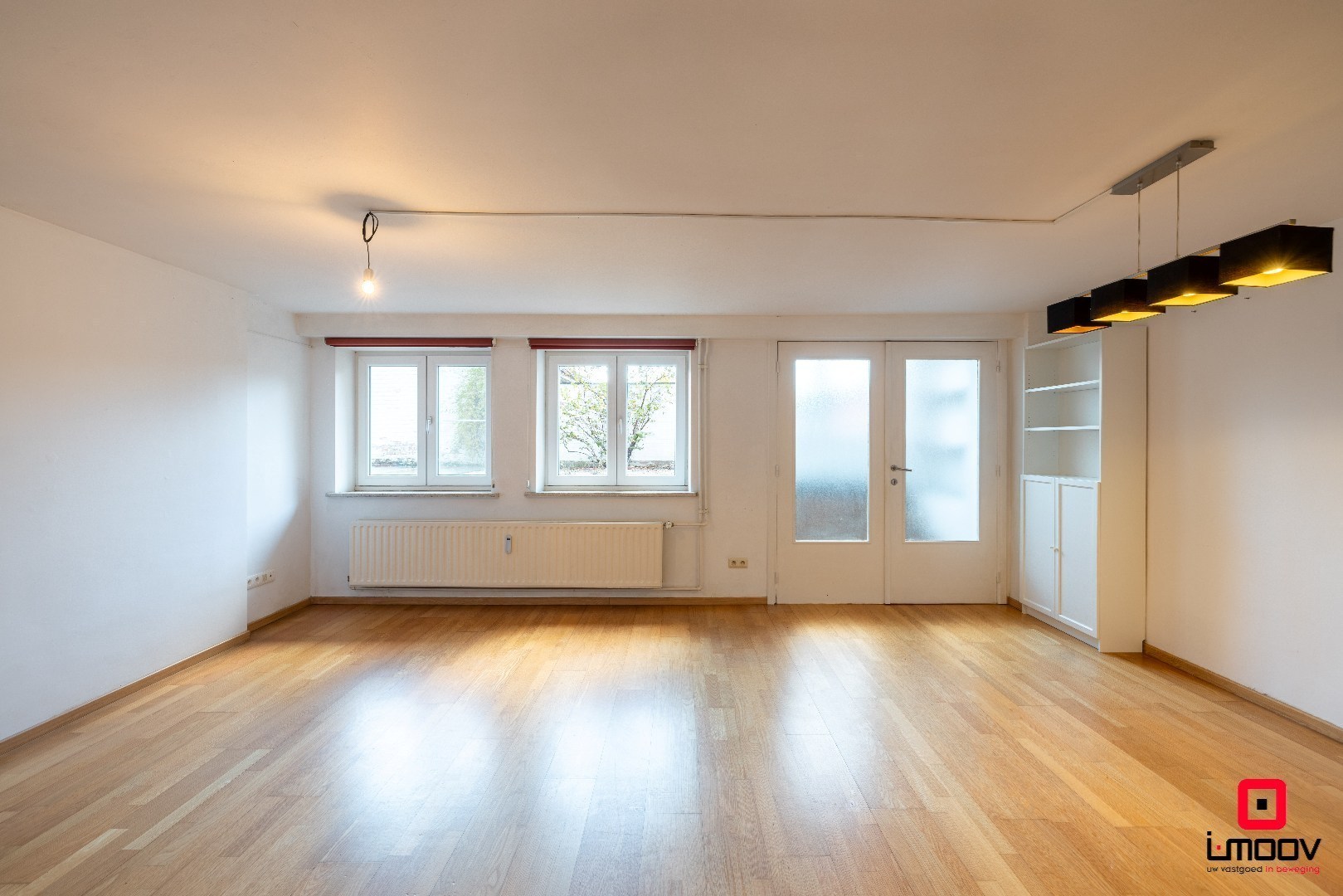 Instapklaar, lichtrijk tweeslaapkamer souterrain-appartement met groot terras &amp; garagebox in topligging – Patijntjestraat Gent 