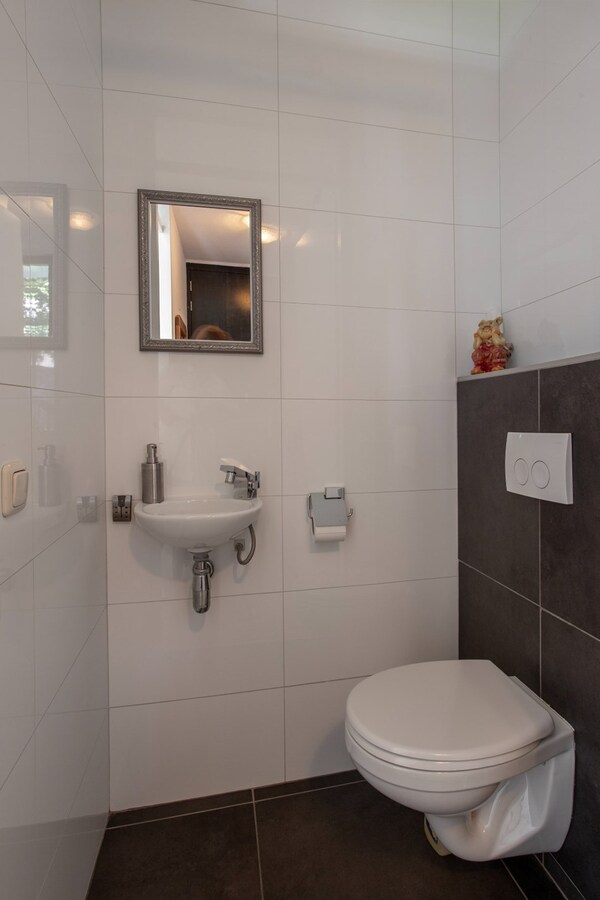 Instapklare en uitgebouwde tussenwoning op rustige locatie. 