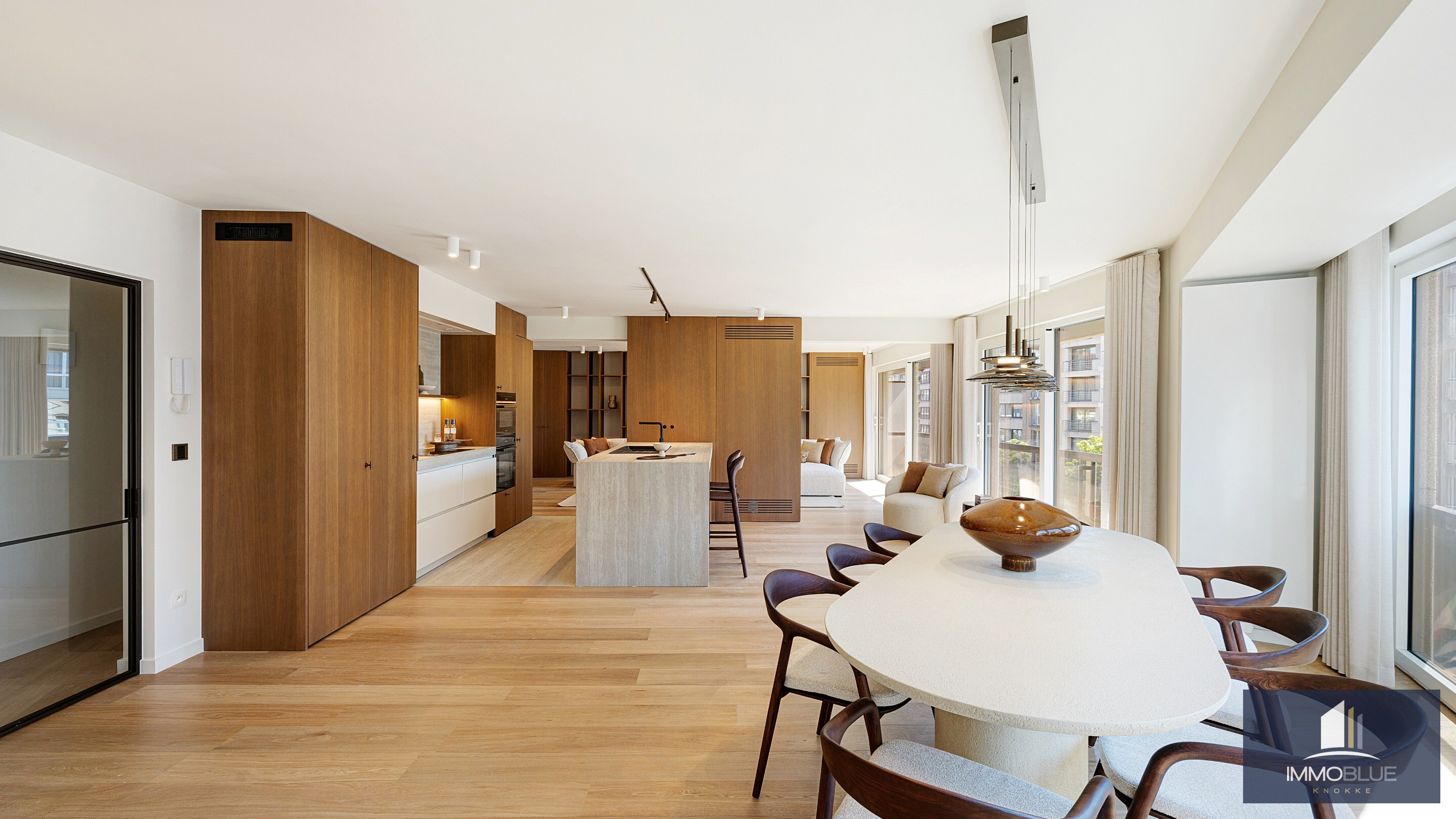 Uitzonderlijk hoekappartement, gelegen in de Zoutelaan, met een gevelbreedte van ca. 16 meter en biedt een open uitzicht op de Lippenslaan. 