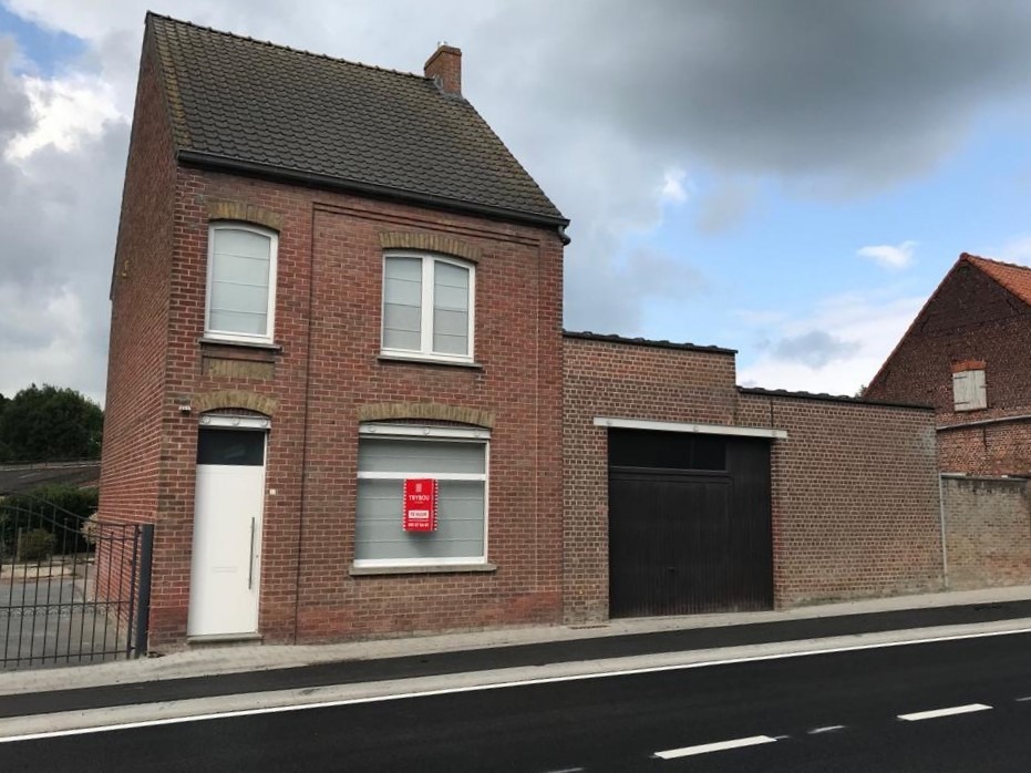 Halfopen ruime woning met 3 slaapkamers en buitenruimte. 