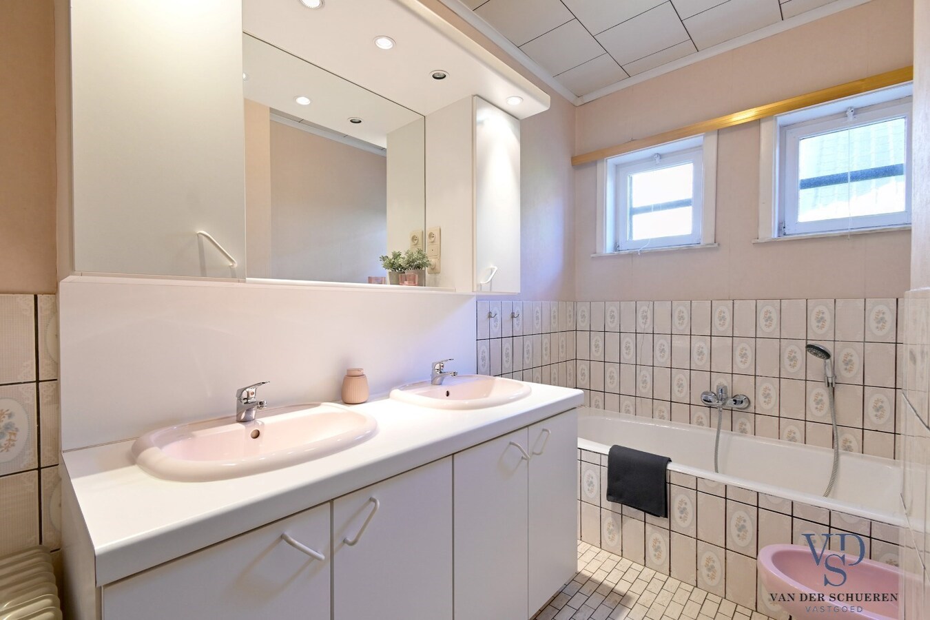 Goed gelegen, degelijke Open Bebouwing. 