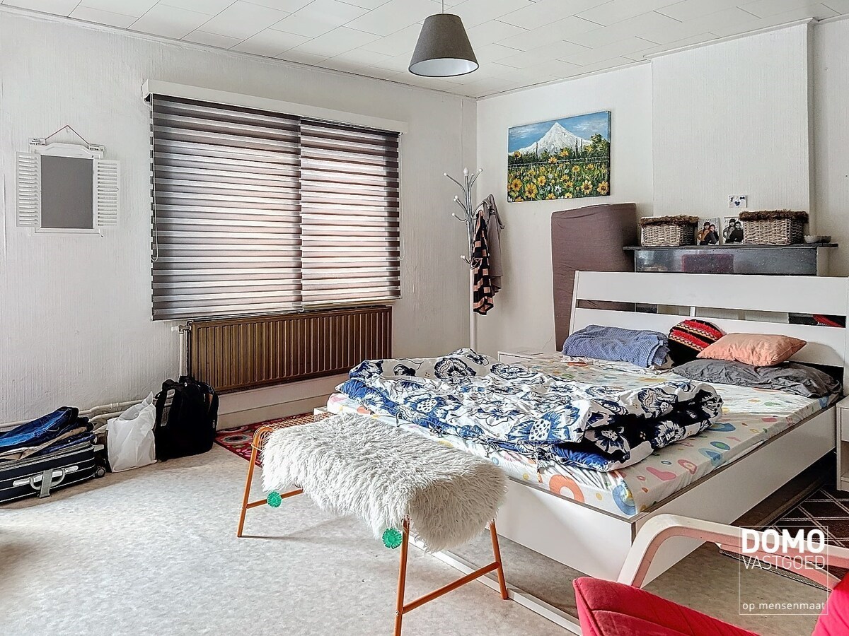 Te renoveren rijwoning met tuin en 3 slaapkamers in Hasselt. 