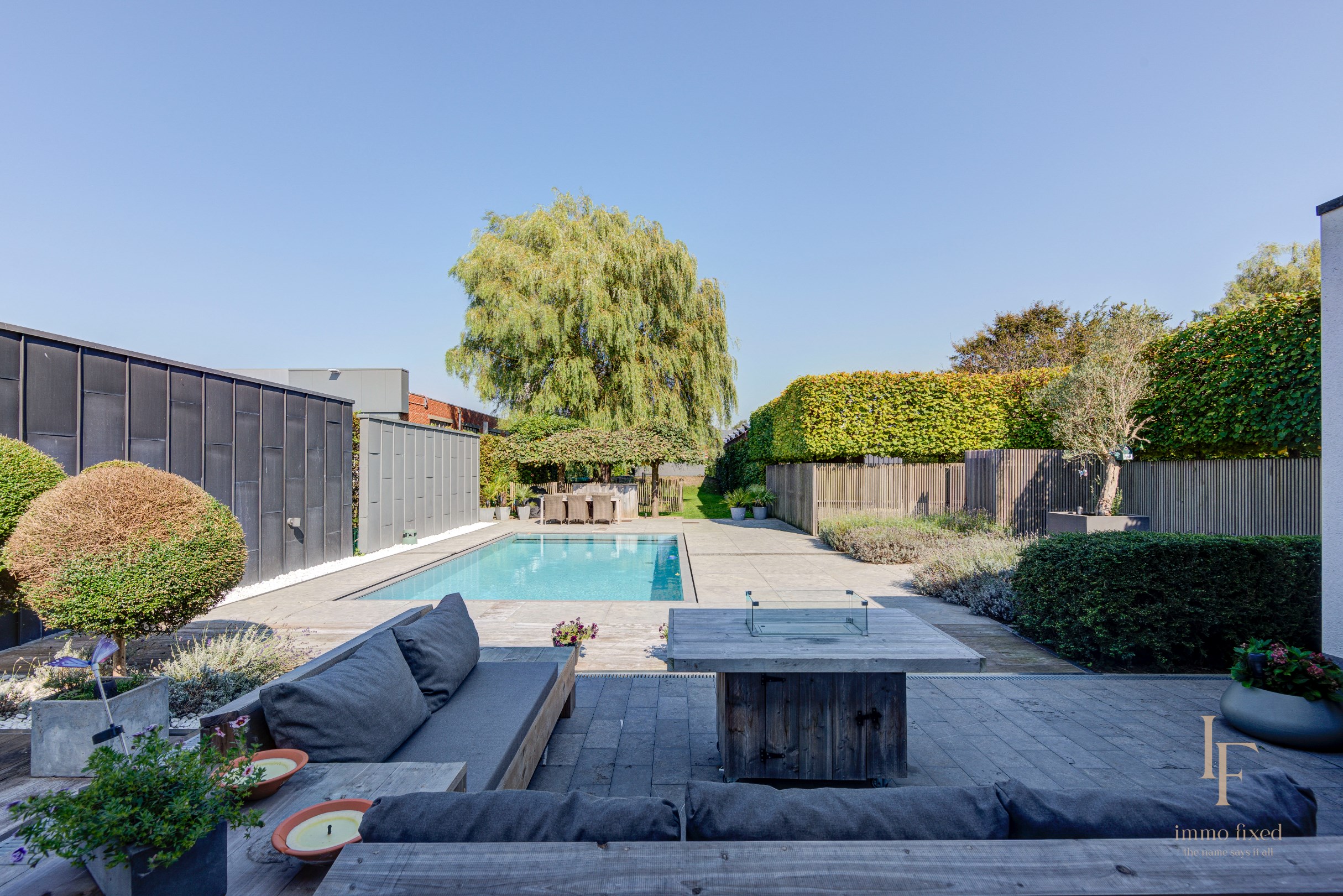 Villa met magazijn, garagebox en 12+ parkeerplaatsen te Kontich! 