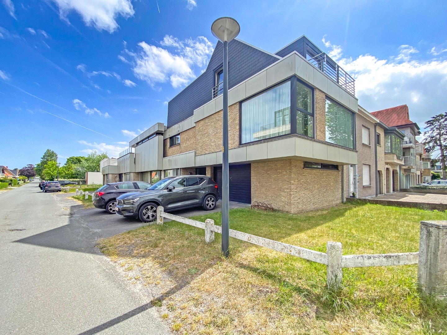 Goed gelegen kantoorruimte / praktijkruimte met woonst te Oostduinkerke op 749m². 