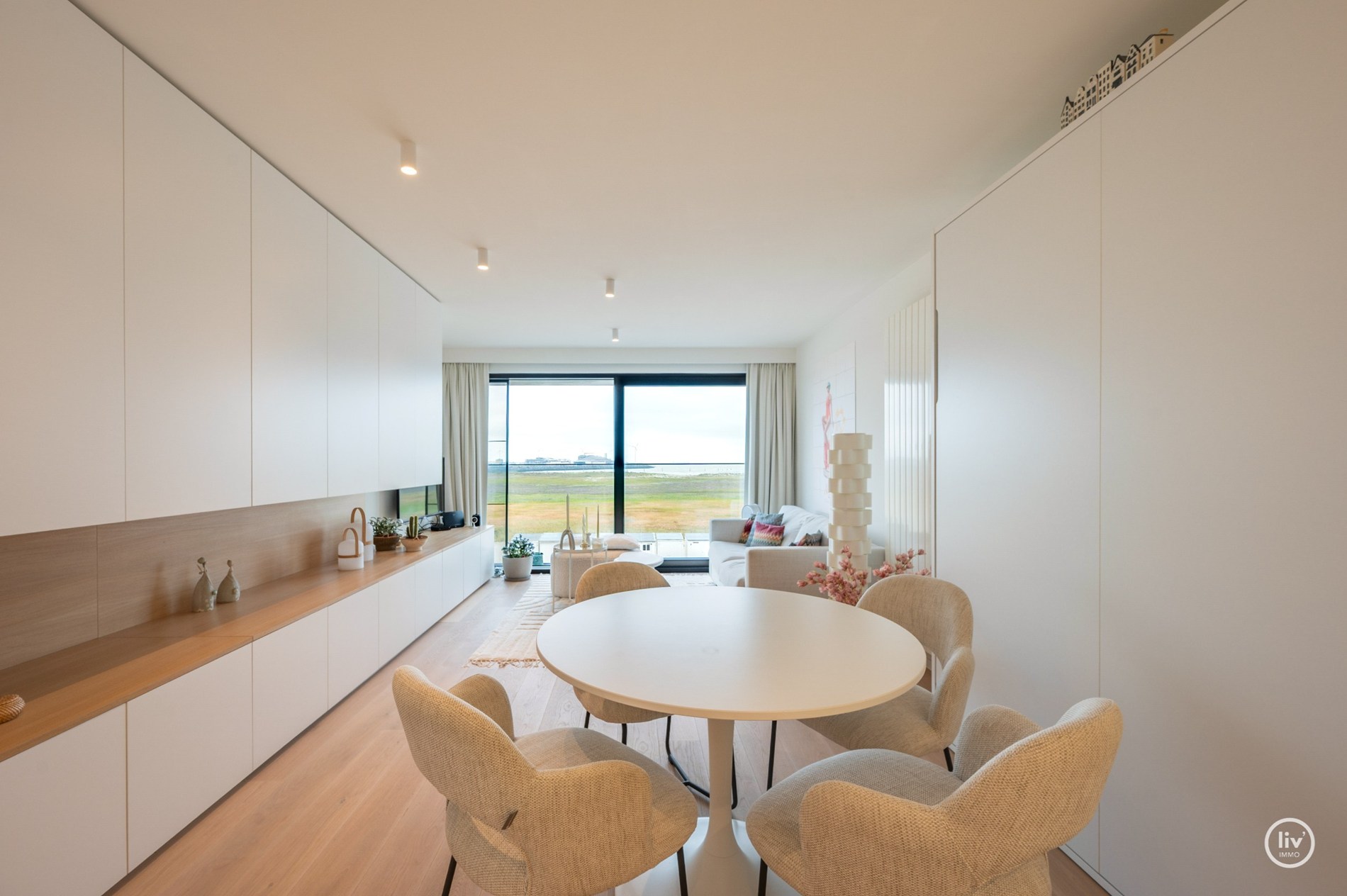 Vivez la sensation côtière ultime dans ce studio récemment rénové et prêt à emménager, idéalement situé sur la digue de Knokke. 