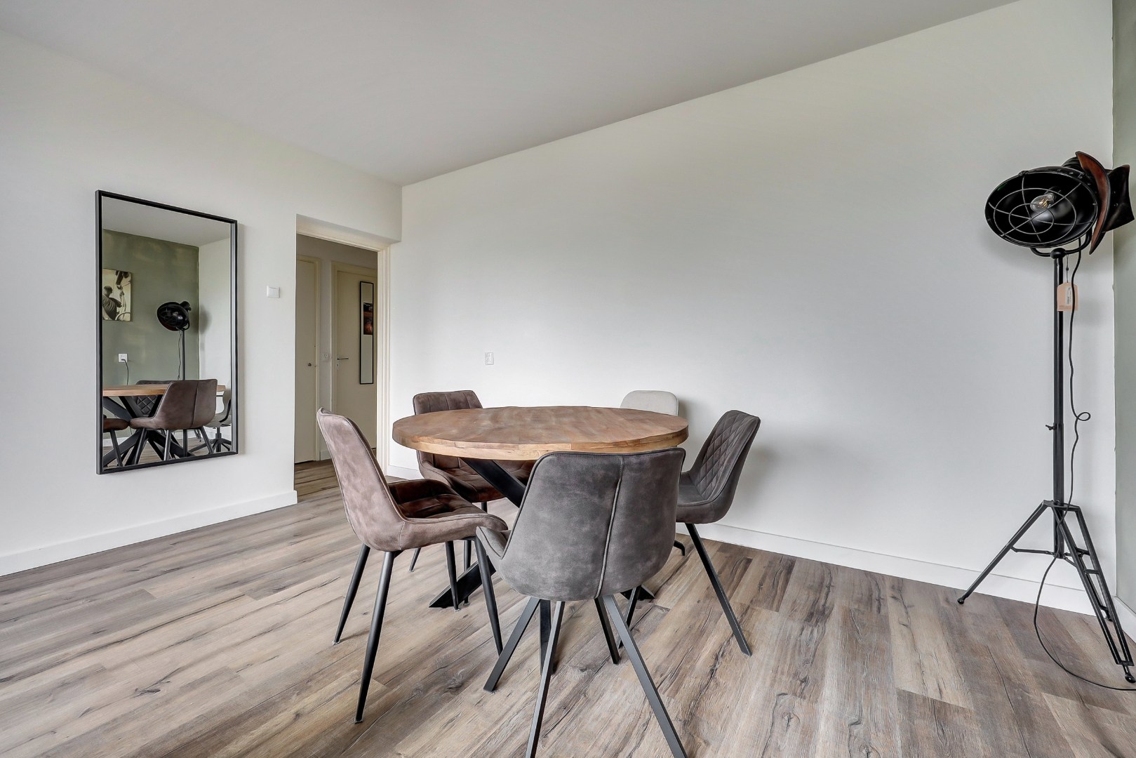 Instapklaar 2-kamer appartement op de 6e verdieping met moderne keuken en badkamer, balkon, berging in de onderbouw en gelegen op eigen grond. 