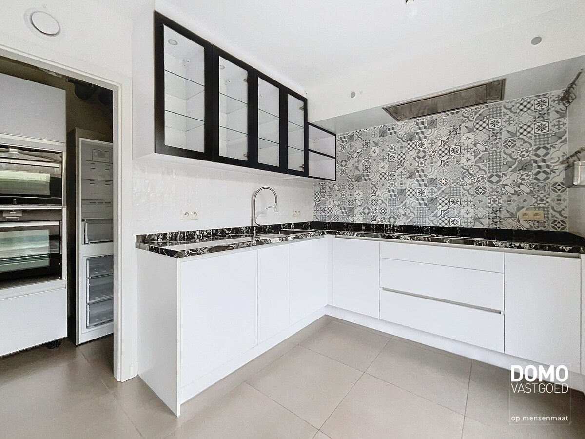 RUIM 2 SLAAPKAMER APPARTEMENT MET ONDERGRONDSE AUTOSTANDPLAATS EN TERRAS TE KERMT 